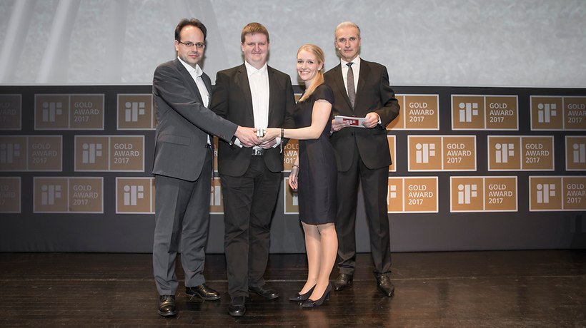 Die mobile GPS-Funkstation RTK FIELD BASE gewann „Gold“, von links: Christian Radons (Geschäftsführer CLAAS E-Systems), Kalle Weiland (System and Software Steering, Precision Applications CLAAS E-Systems) und Caren Fischer (Marketing CLAAS E-Systems) nahmen den Preis entgegen. -