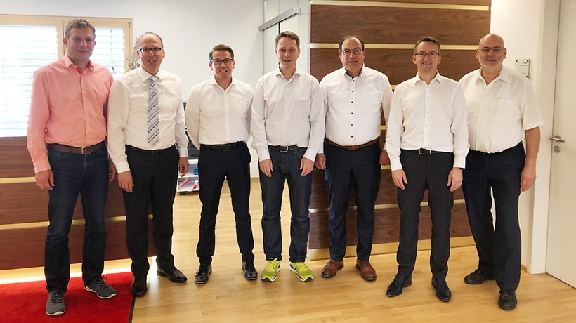 Über den erfolgreichen Abschluss der Verhandlungen freuten sich (von links): Raimund Göster (CLAAS Werksplanung), Notar Günther Rieger, Gert Oßwald (Geschäftsführung Doerr KG), Dr. Alfons Doerr (Geschäftsführung Doerr KG), Hermann Lohbeck (CLAAS Geschäftsführung), Alexander Grosch (Geschäftsführung Doerr KG), Lutz Arndt (CLAAS kaufm. Leiter). Es fehlte Gabriele Bachmann (CLAAS Rechtsabteilung). -