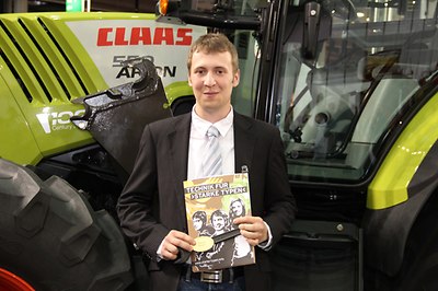 Daniel Patzelt vom Ausbildungsbetrieb CLAAS Braunschweig GmbH wurde auf der Agritechnica als 1. Bundessieger der Deutschen Meisterschaften der Land- & Baumaschinenmechaniker 2013 ausgezeichnet. -