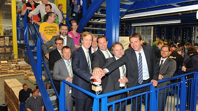 Das neue Automatische Kleinteilelager (AKL) von CLAAS in Hamm geht in Betrieb. Die „Hand am Drücker“ haben (von links nach rechts) Stephan Klosterkamp, Sprecher der CLAAS Service & Parts GmbH Geschäftsführung; Jan-Hendrik Mohr, Mitglied der CLAAS Konzernleitung; Dr. Patrick Claas, CLAAS Gesellschafter; Christian Dieckhöfer, Vorsitzender der Geschäftsführung der STUTE Logistics GmbH. -