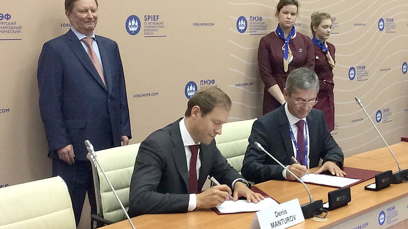 Der russische Industrieminister Denis Manturov (links) und Dr. Ralf Bendisch (Generaldirektor CLAAS Krasnodar) unterzeichnen den Investitionsvertrag. -