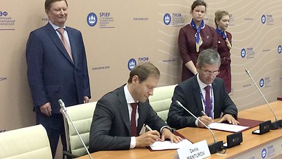 Der russische Industrieminister Denis Manturov (links) und Dr. Ralf Bendisch (Generaldirektor CLAAS Krasnodar) unterzeichnen den Investitionsvertrag. -