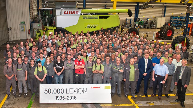 Viele Hände arbeiten an der Erfolgsgeschichte des LEXION. Für das Bild versammelte sich das komplette Montageteam vor der 50.000. Maschine. -