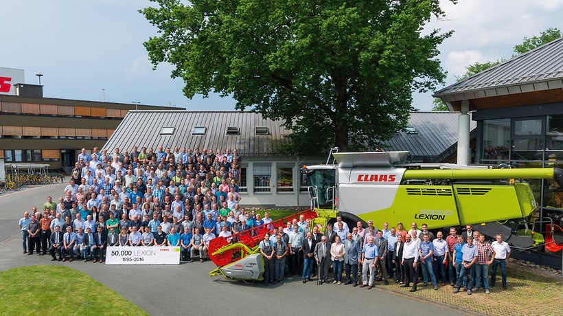 CLAAS feiert den 50.000. LEXION: Gesellschafter, Mitarbeiter der technischen Entwicklung, der Montage und weitere beteiligte Abteilungen vor der Jubiläumsmaschine. -