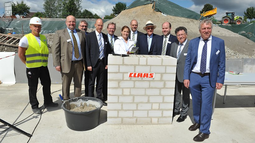 Grundsteinlegung am neuen Standort der CLAAS E-Systems, von links: Uwe Teltschik (MBN Bau AG), Volker Claas (CLAAS Gesellschafter), Theodor Wilken (Vorstandssprecher MBN Bau AG), Dr. Michael Lübbersmann (Landrat Landkreis Osnabrück), Lothar Kriszun (Sprecher der CLAAS Konzernleitung), Cathrina Claas-Mühlhäuser (CLAAS Aufsichtsratsvorsitzende), Thomas Böck (CLAAS Konzernleitung, Technologie und Systeme), Reinhold Claas (CLAAS Gesellschafter), Dr. Carsten Hoff (Geschäftsführer CLAAS E-Systems), Hartmut Nümann (Bürgermeister Dissen), Rainer Spiering (MdB). -