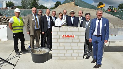 Grundsteinlegung am neuen Standort der CLAAS E-Systems, von links: Uwe Teltschik (MBN Bau AG), Volker Claas (CLAAS Gesellschafter), Theodor Wilken (Vorstandssprecher MBN Bau AG), Dr. Michael Lübbersmann (Landrat Landkreis Osnabrück), Lothar Kriszun (Sprecher der CLAAS Konzernleitung), Cathrina Claas-Mühlhäuser (CLAAS Aufsichtsratsvorsitzende), Thomas Böck (CLAAS Konzernleitung, Technologie und Systeme), Reinhold Claas (CLAAS Gesellschafter), Dr. Carsten Hoff (Geschäftsführer CLAAS E-Systems), Hartmut Nümann (Bürgermeister Dissen), Rainer Spiering (MdB). -